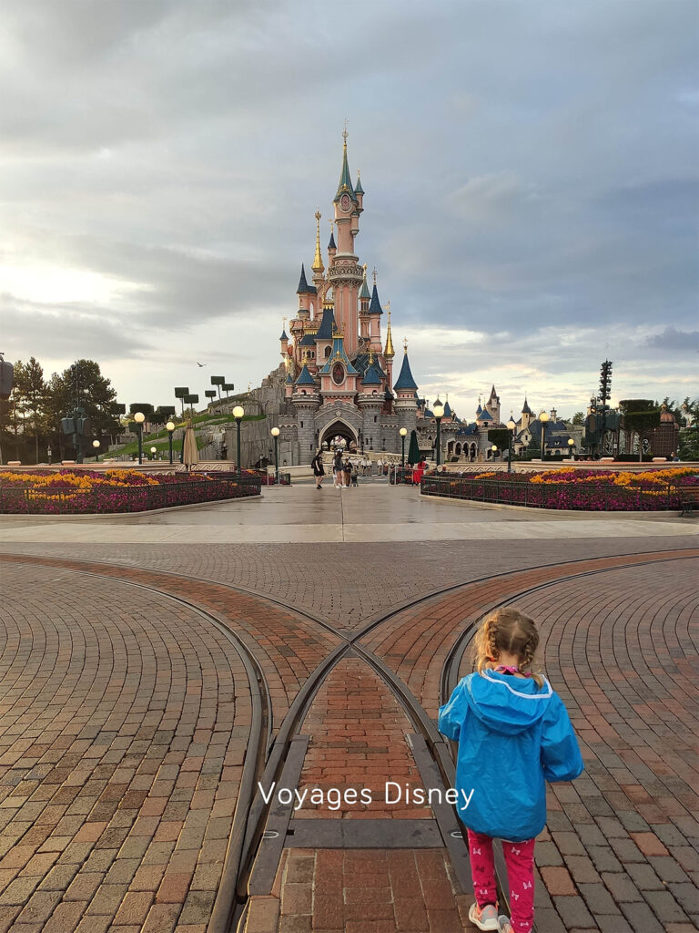 Disneyland Paris, château/castle, allée vide ou presque, almost empty park