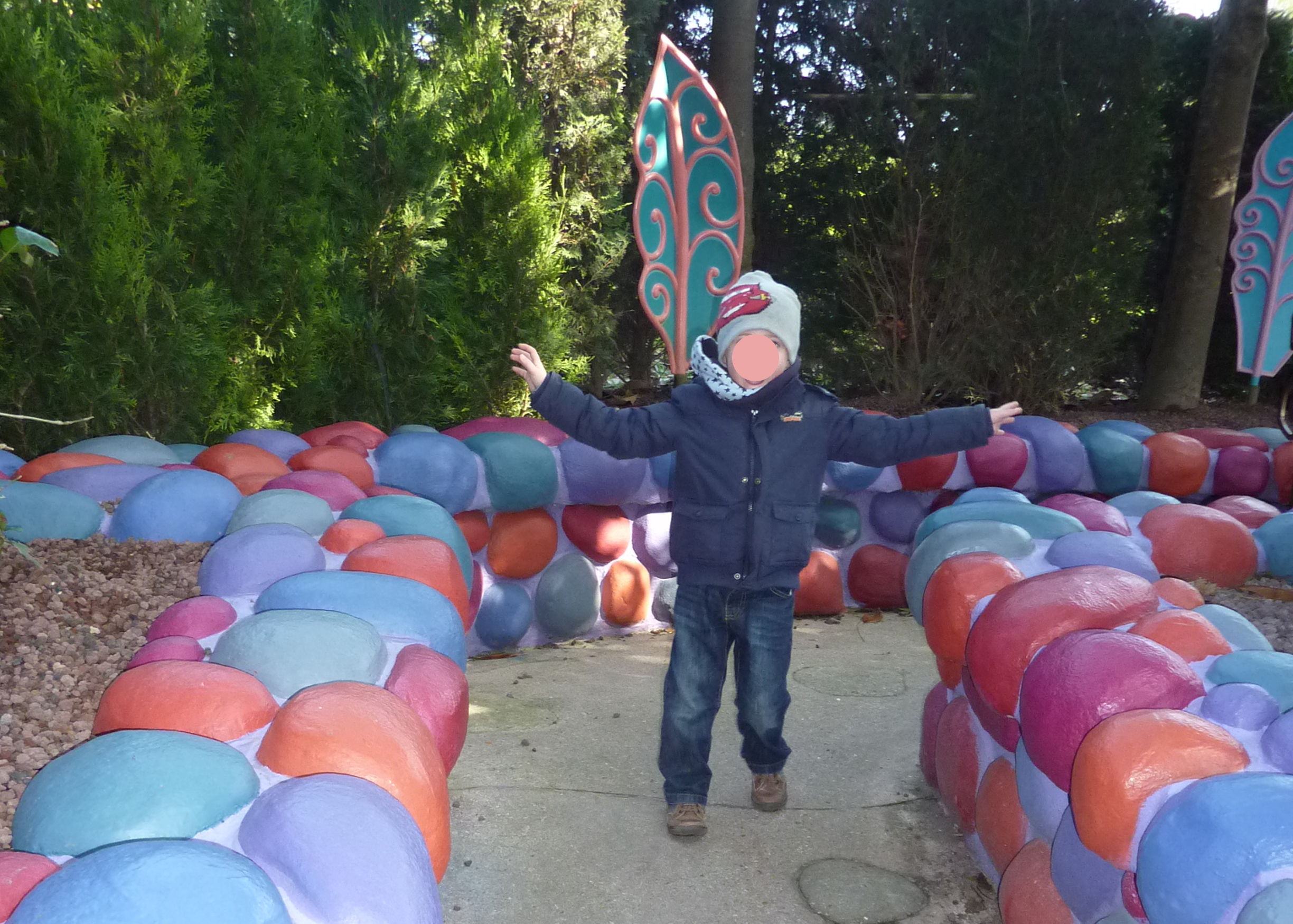 Attractions enfants Disneyland Paris. S'amuser dans le labyrinthe d'Alice, Having fun in Alice's Curious Labyrinth