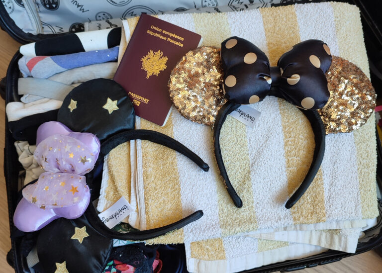 Voyage aux Etats-Unis et à Walt Disney World (valise, passeport, oreilles Disney ears)