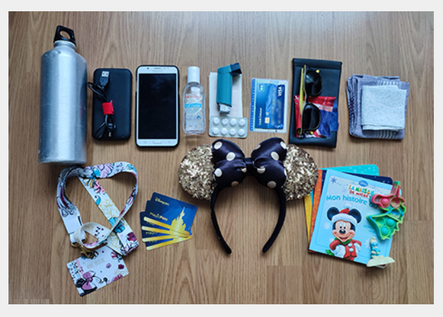 VoyagesDisney.fr : Préparer son sac pour Disney : les indispensables à emporter (affaires + oreilles + MagicPass + sac à dos Loungefly Alice aux pays des merveilles, Alice in Wonderland loungefly bag)