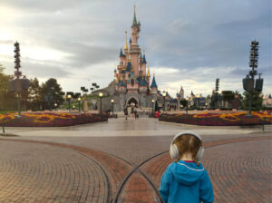 VoyagesMagiques.fr : Les parcs Disney pour les neurodivergents, hypersensibles, anxieux : conseils pour une visite apaisée (château Disneyland Paris, enfant neuroatypique avec casque anti-bruit)