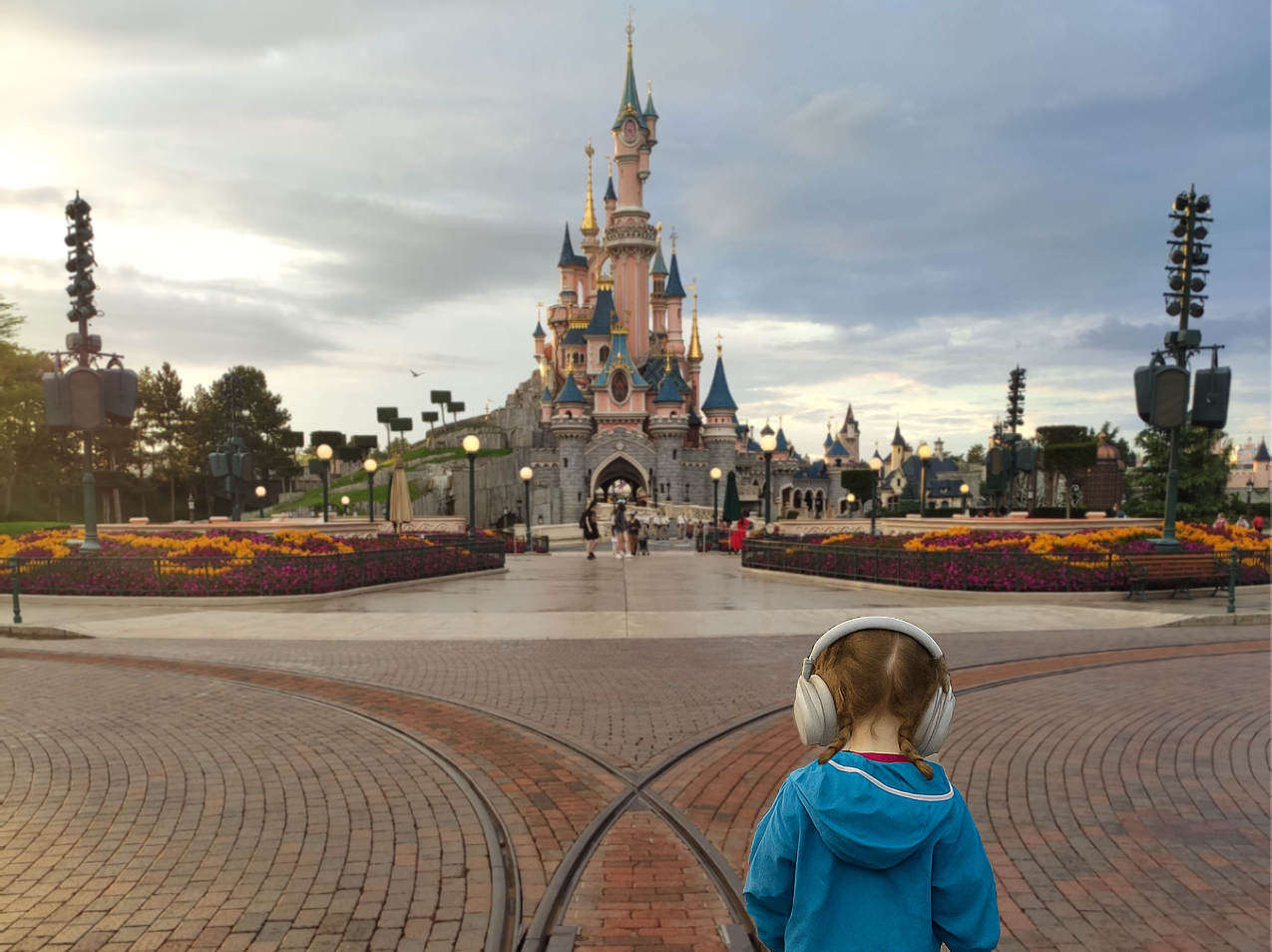 VoyagesMagiques.fr : Les parcs Disney pour les neurodivergents, hypersensibles, anxieux : conseils pour une visite apaisée (château Disneyland Paris, enfant neuroatypique avec casque anti-bruit)